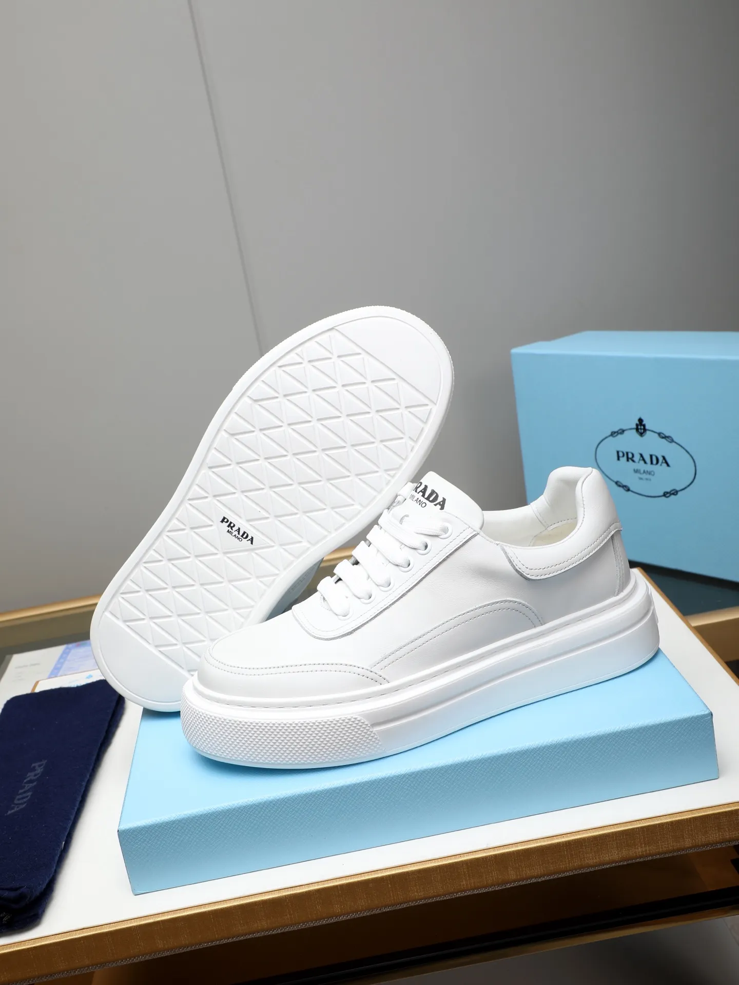 Men's shoes 💰500 Prada/Prada Men's new casual shoes, this upper is made of imported calfskin. The outside is decorated with the P family's classic metal triangle enamel logo, with cowhide lining and cowhide for the foot pads. The outsole is made of non-slip sports exclusive rubber outsole with logo, which feels good on the feet. It is a fashionable and fashionable item!  Size: 38-44 (45 customized)